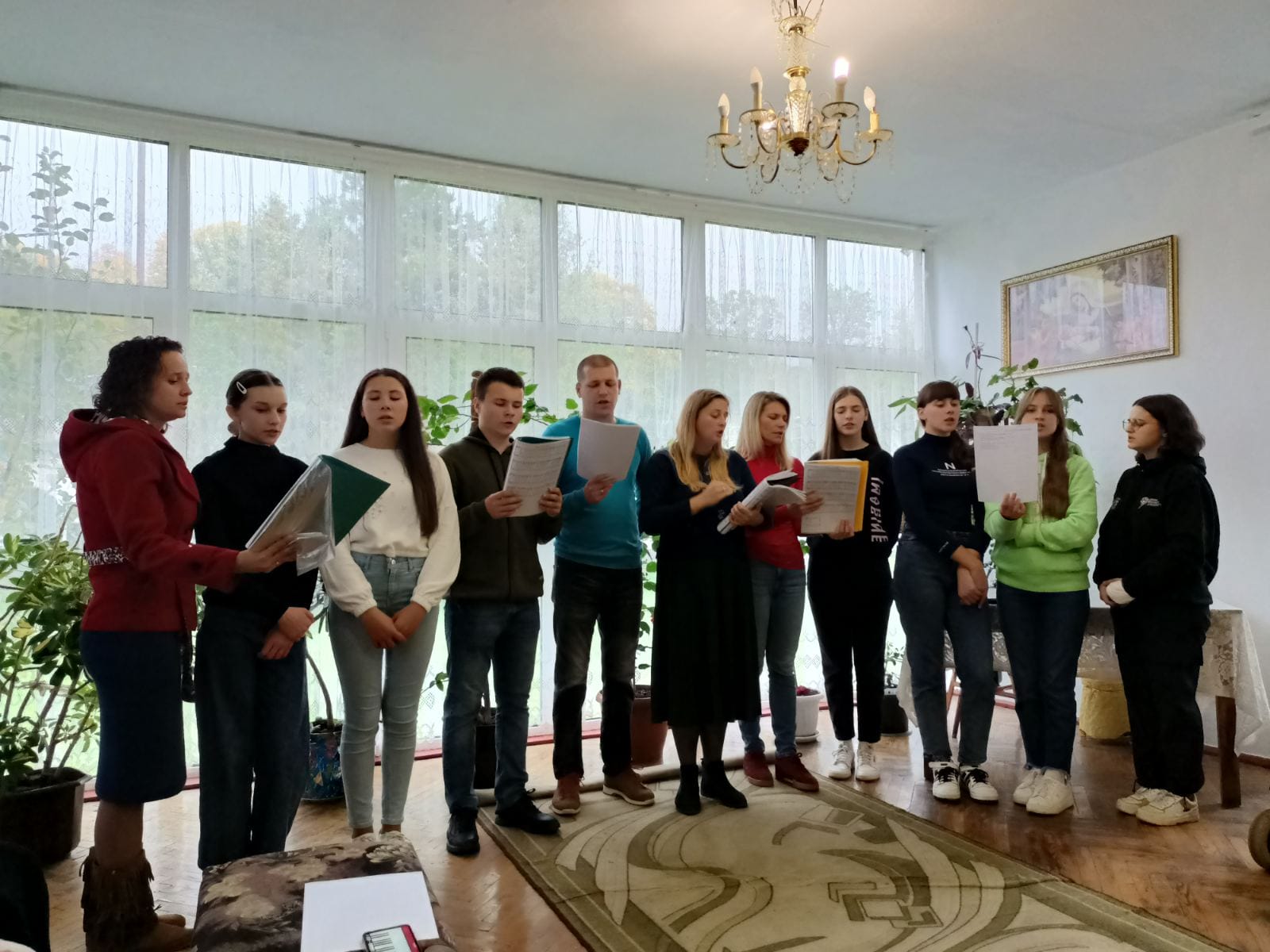 Хор храму Свт. Миколая духовними піснеспівами звеселяв серця  людей похилого віку.