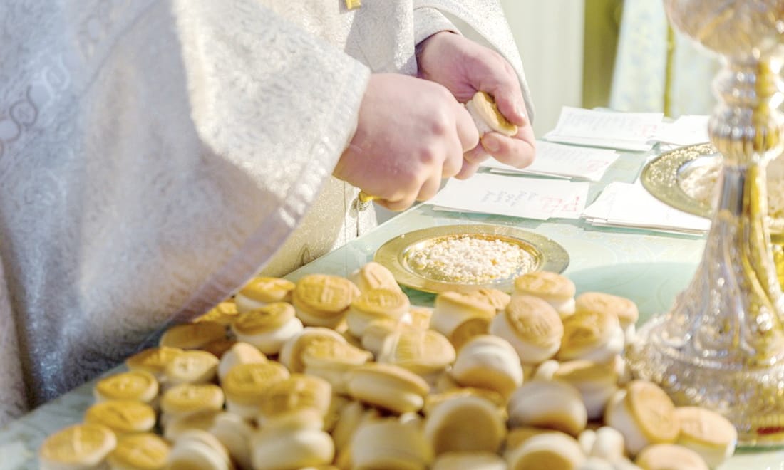 Подача  записок на Богослужіння за здоровя чи за упокій.